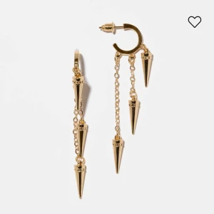 Guld örhängen med nitar - Superfina oanvända guldfärgade örhängen med nitar från ur&penn 💕 Köptes för nypris: 100kr 💞