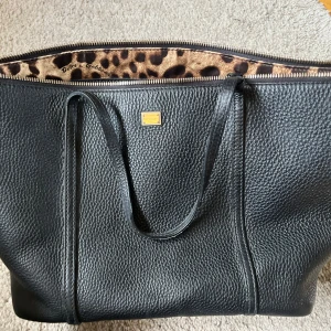Väska från Dolce and Gabbana - Väska från Dolce & Gabbana Köpt på nk i Stockholm   Bra skick men lite slitage på handtagen. Kan skickas eller mötas upp i Stockholm Vasastan 