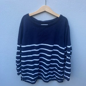 Mörkblå vit randig tröja - Lager 157 tröja med vita räder, ordinarie pris var 99kr
