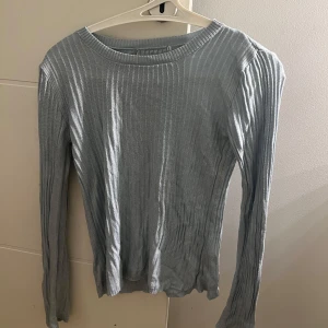  Babyblå tröja  - En jätte fin babyblå tröja som är stickad men tunt material lappen är inte kvar skulle säga att tröjan är i storlek storleken M/L L tror det är en Hollister tröja men är inte säker 