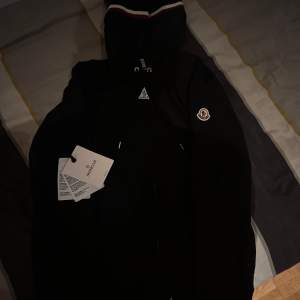 Helt ny moncler wind breaker med fungerade QR och NFC har använt den en gång och tänkte sälja den eftersom att den är kort för mig längdmässigt 