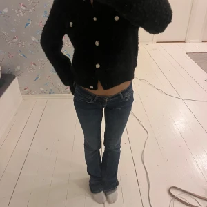 Världens finaste tröja  - Så otroligt fin!!! nypris 499 , går att ha knäppt och uppknäppt🥰