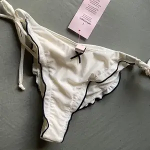 ” Contrast bow bikini panty ” från nelly, aldrig använda, nya med prislappen kvar Nypris: 179kr, pris kan diskuteras<3