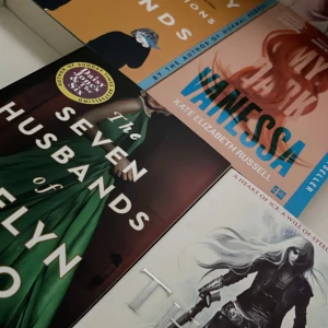 4 böcker, 60 kr var!  - throne of glass, seven husbands of evelyn hugo, my dark vanessa och conversations with friends.