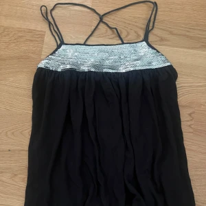 Linne - Säljer denna gulliga linnet, man kan ha som festlinne.