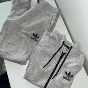 Adidas dress dam  - Fin adidas dress i storlek 36. Inga fläckar,inga hål eller skavanker.  Fin och fräsch. 