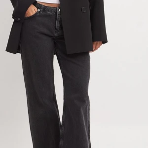 Skit snygga jeans från NAKD - Använt några gånger men i fin skick, inga skador! Ordinariepris 699kr, säljer för 200kr.   Innebenslängd 83cm Höftmått 102 Midjemått 78cm  Har även en annan annons ute med likadana jeans men storlek 36! 