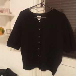 Stockholms stil tröja  - Säljer en tröja/bluss från H&M i strl M, den är använd en gång! Så den är ny! Säljer den för 180kr + frakt! 