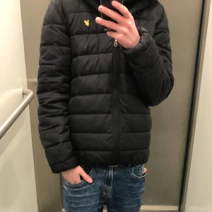 Lyle & scott jacka  - 9/10 skick, väldigt bra nu inför vintern. Passar bra med nästan allt . Dm för fler bilder eller funderingar. Mvh kian💯