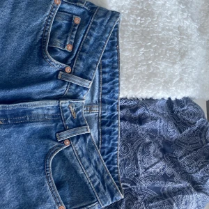 Lågmidjade jeans  - Jeans lågmidjade ifrån weekday nyskick säljer då dem inte passade mig i midjan nypris 699 säljer för 400 då dem är oanvända. 