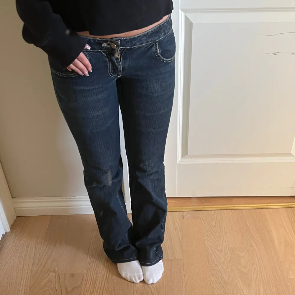 Snygga blå jeans med dragkedjefickor, hör av er vid frågor eller funderingar 🫶🏼Midjemått 38 cm och Innerbenslängd 78 cm . Jeans & Byxor.