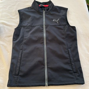 Golfväst - PUMA - storlek M - Golfväst från Puma med storlek M. Går att använda som vanlig väst också. Fordrad så passar för kallare väder också. 