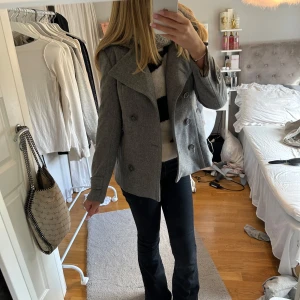 Kappa - Jättefin grå kappa från tiger of Sweden, perfekt till hösten!!