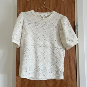 Spetsblus i S - Superfin blus i stl S. Nyskick då den endast använd 1 gång ❣️