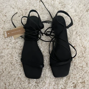 Sandaletter svarta - Svarta sandaletter. Aldrig använda, prislapp finns kvar