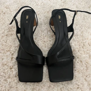 Svarta klackar låga - Ett par svarta låga klackar som tyvärr inte kommer till användning. Men dom är bekväma på mig som är storlek 40. Knappt använda, tror jag använt dom en gång.