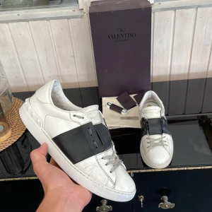 Valentino open - Säljer dessa feta valentino open i size 41 fits bigger| skick 6/10. Kan gå ner i pris vid snabb affär. Såklart äkta! Hör av dig vid minsta lilla fundering!💯🤩