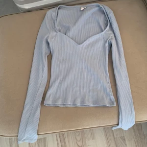 Långärmad topp - Långärmad ribbad topp, fin ljusblå färg. Använd men i bra skick.