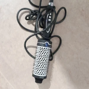 Värme borste med sladd - Jätte bra rund värme borste med sladd som man kqn välja grader själv på, använd bara några gånger så i princip ny :)