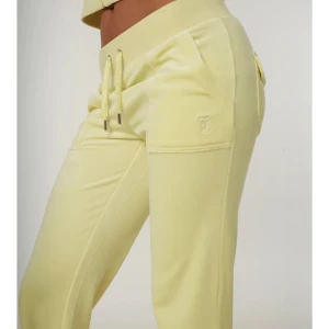 Juicy byxor helt nya - Säljer då dom inte sitter rätt som jag vill, aldrig använda helt nya med lappar  Köpta för 600