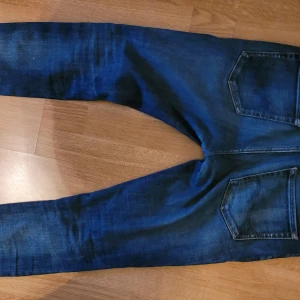 Jack and jones blåa jeans - W31 L32 Slim jean perfekt för dig som vill bygga upp din stockholm stil. Inte använda på jätte länge och passar inte mig längre