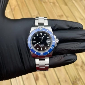 Seiko smurf submariner - 40mm Den snygga submariner smurf är för dig som vill ha något säkert men ändå sticka ut lite. Passar med nästan alla outfits och passar in vid alla tillfällen.