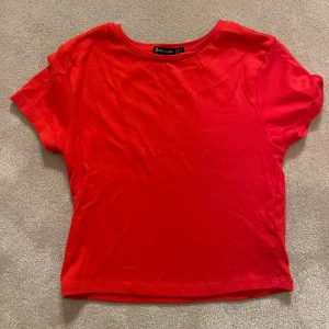 Röd topp - Superfin! Bara använd nån gång🙌🏼