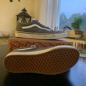 Vans skor  - Tja, Jag säljer ett par gråa vans som är använda ett fåtal gånger. Hör av er vid minsta intresse🌴