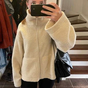 Teddyjack - Vit teddyjacka från Hm, sitter som en S men är storlek L (jag är 165cm och brukar ha storlek xs/s) 500kr