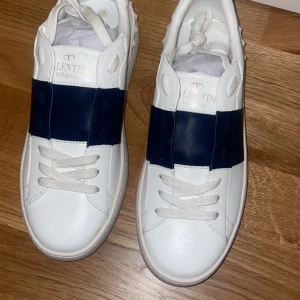 Valentino skor  - Säljer dessa fina valentino Giovani skor som är i nyskick, ingår dustbag