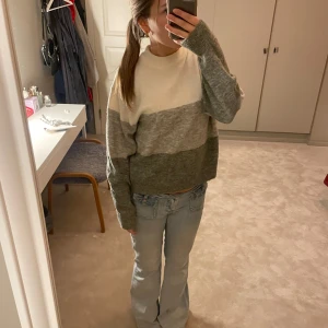 Stickad tröja från h&m - Lite nopprig (se sista bilden) men annars okej skick!
