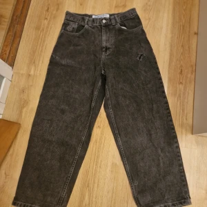 Big boys svarta - Big boys från polar skate co. Inte det bästa skicket, sönder vid fickan och nere vid benen