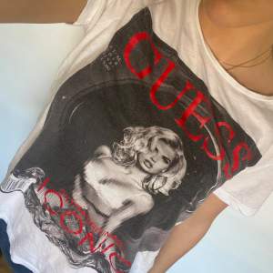 Cool tshirt med Guess tryck, köpt på sellpy🩷