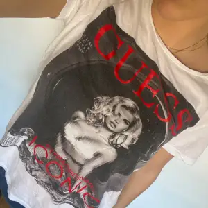 Cool tshirt med Guess tryck, köpt på sellpy🩷