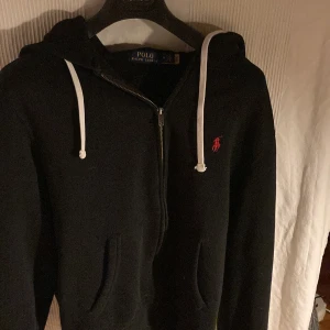 Polo Ralph Lauren Zip-hoodie - Ralph Lauren hoodie i riktigt fint skick. Köpt för 1,500. Storlek M men passar mig som har S. Tvättas självklart innan frakt, skriv vid frågor 🤝