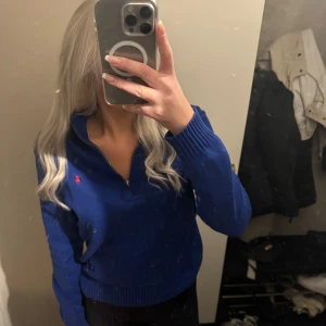 Ralph lauren stickat tröja - Jättefin Ralph lauren stickat tröja med halv zip. Perfekt nu till hösten under väst eller liknande🥰🥰