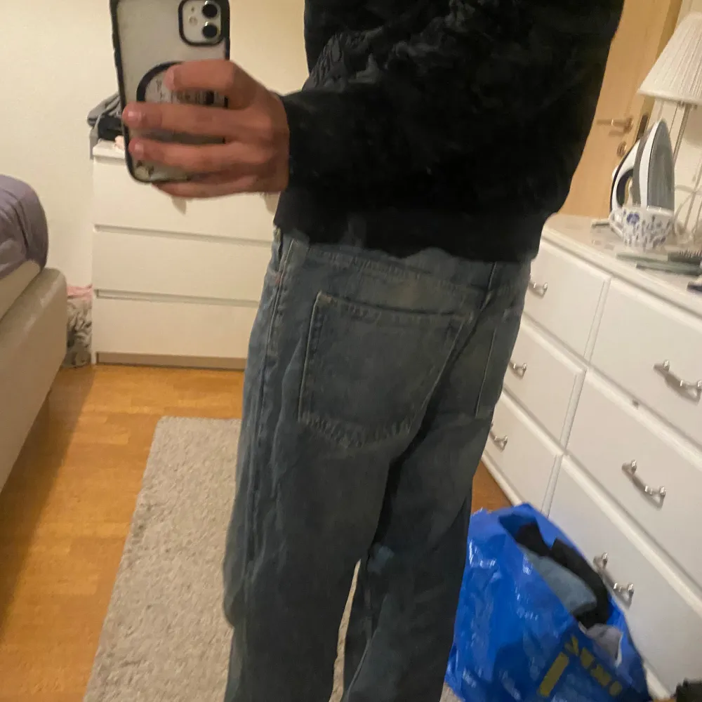 Baggy sköna byxor från weekday, modell galaxy, bra skick inget fel på dom, sitter fint. Jeans & Byxor.