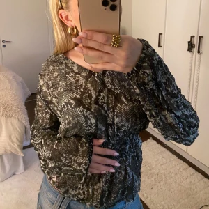 mönstrad Blus - Bra skick, köpt på Plick och säljer för den är liiite för stor! Jätte fin annars 💞