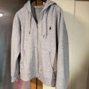 Tja säljer denna feta Ralph lauren zip hoodien nypris ca 1500kr mitt pris 449kr. inge defekter hör av vid funderingar!