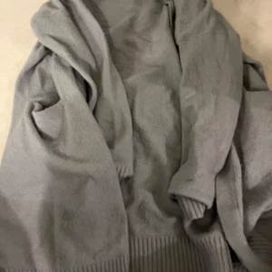 2 Koftor  - Två Cardigans  Gråa i storlek xl från lager157 (väldigt liten i storleken snarare för någon som är s/m) Beiga från NewYorker i storlek m  Den beiga har en defekt dvs att där bandet sitter är ena bandhållaren tillbakasydd men syns knappt