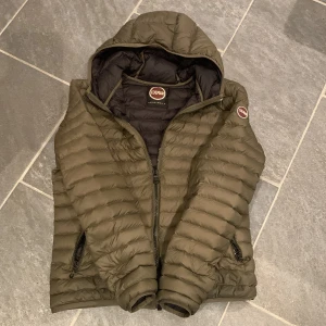 Colmar jacka - Säljer nu denna asfeta colmar jacka🙌🏼 Perfekt till höst och vinter. Skick är mycket bra, skulle säga 8.5/10. Storlek M men passar S. Vid frågor är det bara att höra av sig💯.