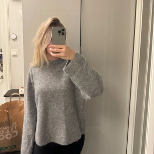 Stickad tröja från Gina tricot  - Jag säljer en fin grå stickad tröja från Gina tricket pga inte kommer till användning!