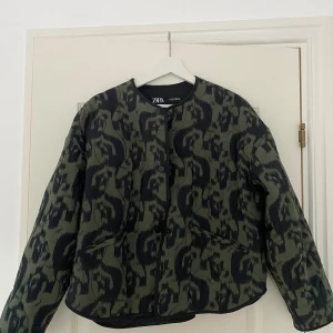 Grön jacka  - Grön jacka ifrån zara. Säljer pågrund av att den inte längre kommer till användning:)