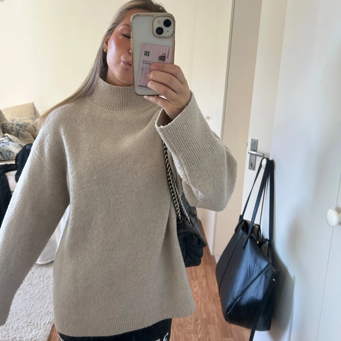 Stickad beige tröja