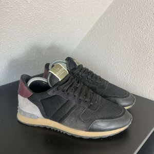 Valentino rockrunners  - Säljer nu dessa riktigt feta skorna || cond: 9,5/10 || äkta, finns serienummer || storlek 40 men sitter lite större så passar dig runt 41 || har du frågor är det bara att höra av dig :) ❗️pris ej hugget i sten❗️