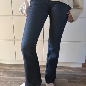 Lågmidjade bootcut jeans  - Fina jeans i nyskick🥰 säljer enbart för att de är för korta på mig💕