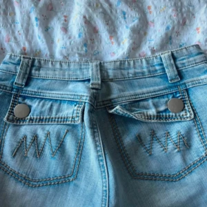 Low waist bootcut jeans - Säljer dessa snygga low waist jeans. Hade passat en XS/S. De har en liten liten slits vid slutet av byxan (inte något som förstör).