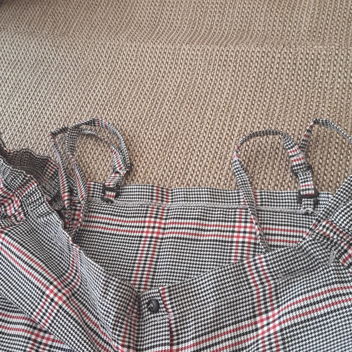 Rutig offshoulder topp med knappar - 92