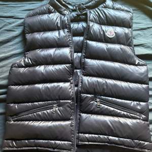 En moncler gui väst i bra skick använd typ 2 gånger👍 bud som gäller vet ej vad dem går för🤩