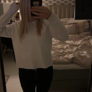 vit stickad tröja - vanlig vit stickad tröja, klippt där nere dock men inget man lägger märke till, storlek L men passar som S/M, bara lite stor vid halsen 💓pris kan diskuteras 